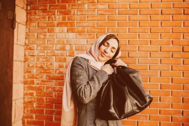 Kız sokakta bir ceket