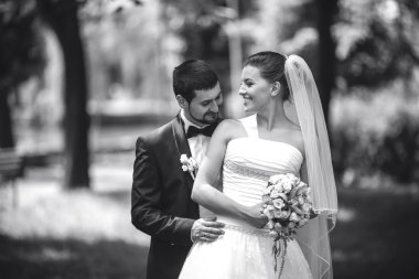 Arkadan kucaklayan gelin damat