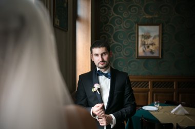 Gelin ve damat karşılıklı oturuyorsun