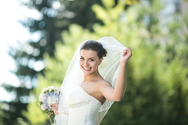 Молода красива наречена в природі — стокове фото