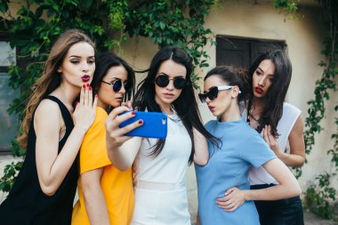 Beş güzel genç kızlar