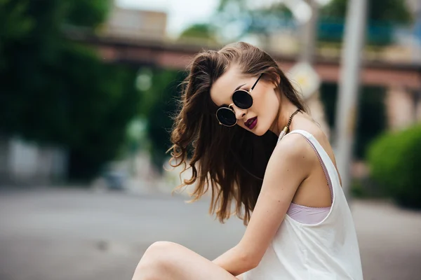 Menina bonita em óculos de sol sentado — Fotografia de Stock