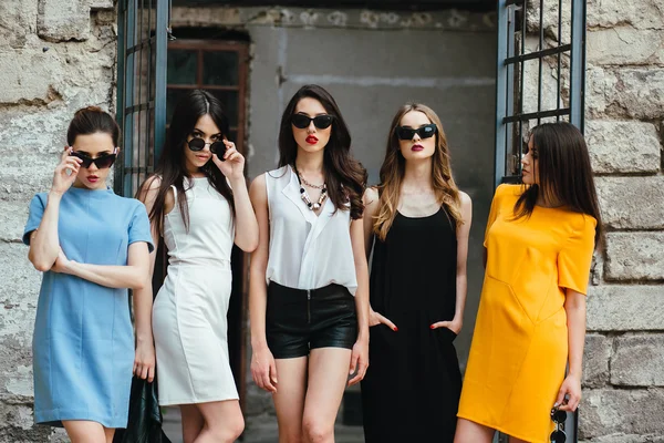 Cinque giovani belle ragazze in città — Foto Stock