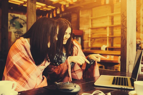 Dos chicas viendo algo en el portátil —  Fotos de Stock