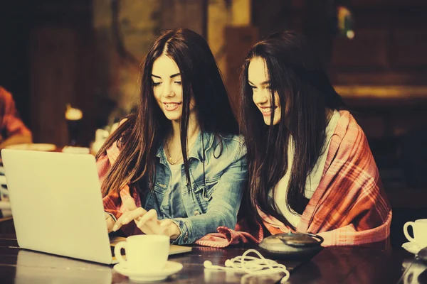 Dvě dívky sledující něco v laptopu — Stock fotografie