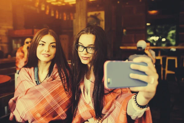 Dos amigos cercanos hacen selfie en la cafetería — Foto de Stock