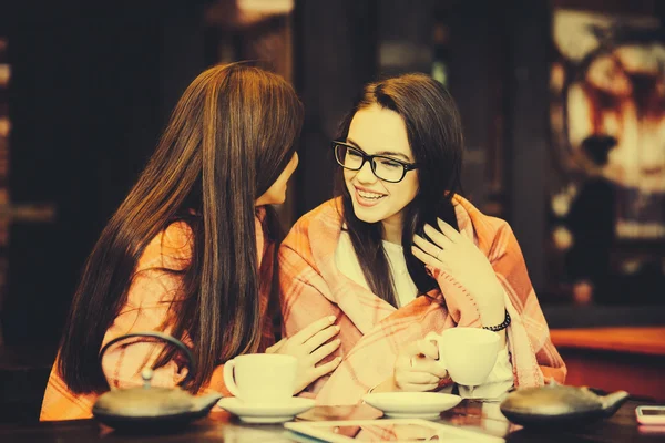 Duas meninas jovens e bonitas fofocando — Fotografia de Stock