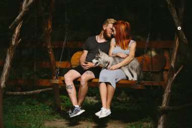 köpek bir salıncak üzerinde birlikte güzel Çift