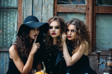 masada oturan üç vintage cadı