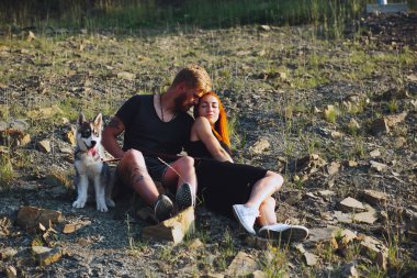 Dağlarda bir çiftin fotoğraf