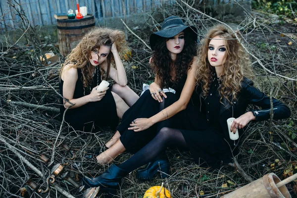 Tres mujeres vintage como brujas —  Fotos de Stock