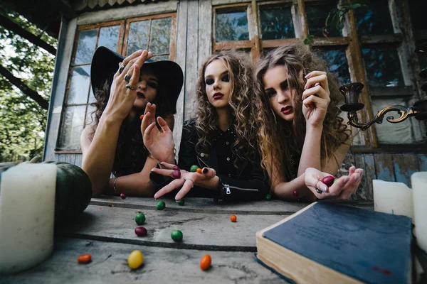Três bruxas vintage realizar ritual mágico — Fotografia de Stock