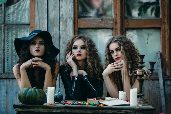 Tres brujas en la mesa — Foto de Stock