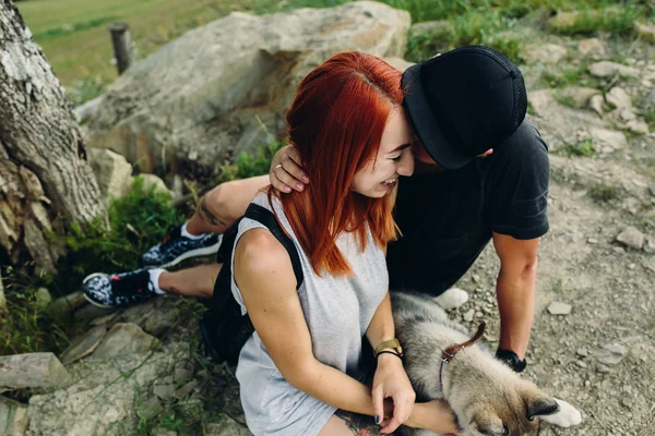 Foto de um casal nas montanhas — Fotografia de Stock