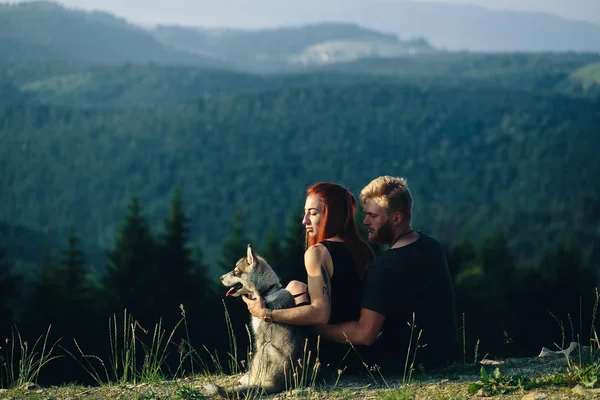 Foto eines Paares in den Bergen — Stockfoto