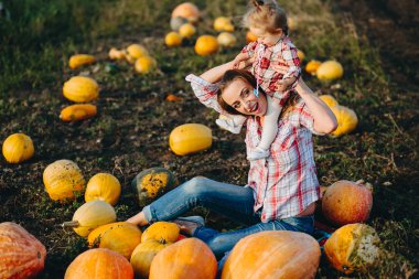 Anne kızıyla oynuyor.