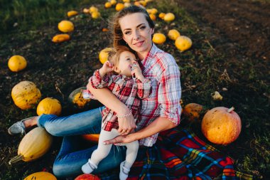 Anne kızıyla oynuyor.