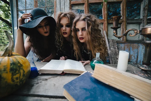 Three vintage witches perform magic ritual — Stock Photo, Image