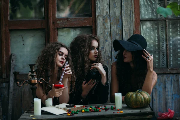 Три старинных ведьмы выполняют магический ритуал — стоковое фото