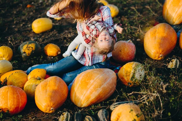 Madre jugando con su hija —  Fotos de Stock