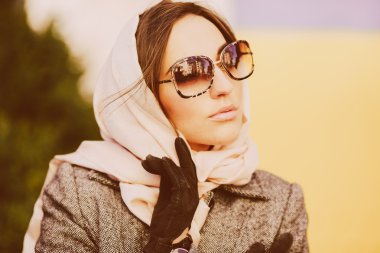 parkta bankta oturan genç güzel kız