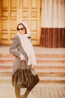 arka bina poz paltolu kız