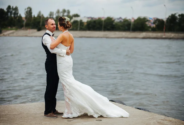 Pareja en muelle — Foto de Stock