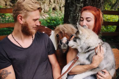 köpek bir salıncak üzerinde birlikte güzel Çift