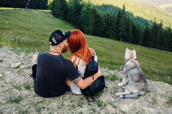 Photo d'un couple dans les montagnes — Photo