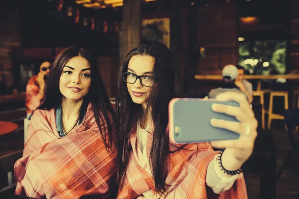 Dos amigos cercanos hacen selfie en la cafetería — Foto de Stock