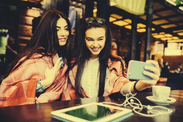 Twee goede vrienden maken selfie in het cafe — Stockfoto