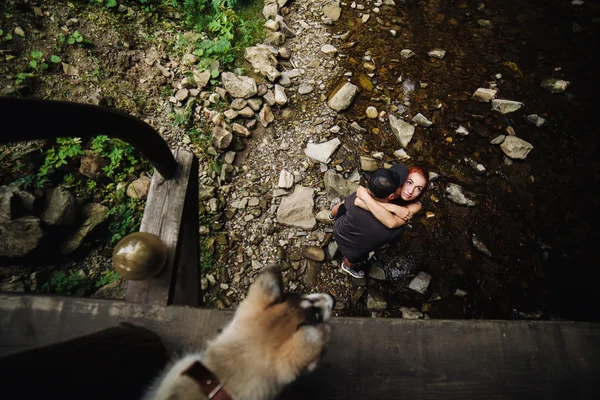 Hermosa pareja en el fondo del bosque — Foto de Stock