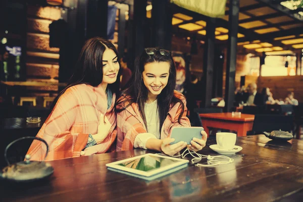 Dos amigos cercanos hacen selfie en la cafetería — Foto de Stock