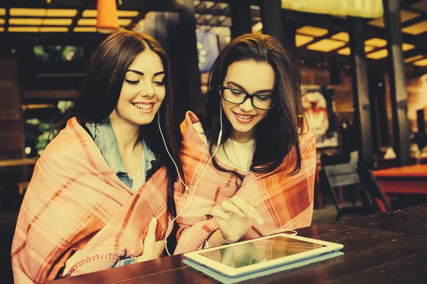 Dois amigos próximos assistindo algo em um tablet — Fotografia de Stock