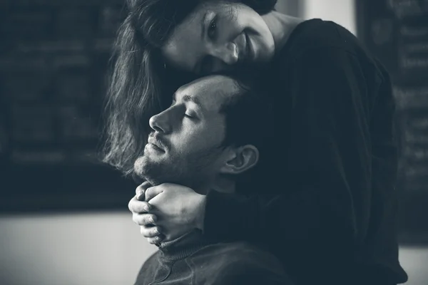 Vintage pareja abrazos y riendo. Cafetería —  Fotos de Stock