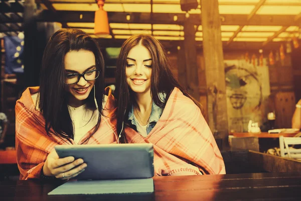 Dos amigos cercanos viendo algo en una tableta — Foto de Stock