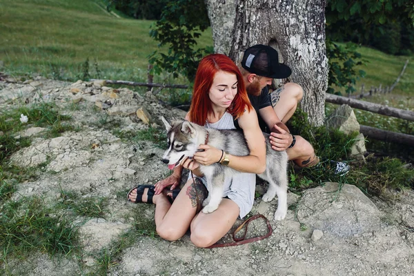 Foto de una pareja en las montañas — Foto de Stock