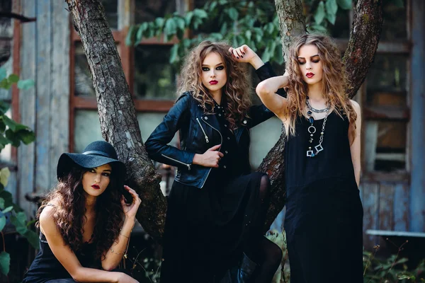 Tres mujeres vintage como brujas — Foto de Stock