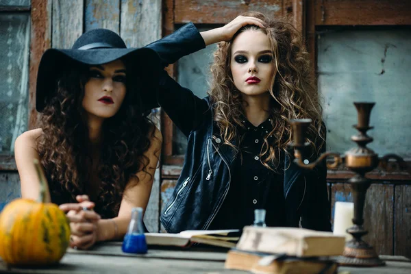 Duas bruxas vintage sentadas à mesa — Fotografia de Stock