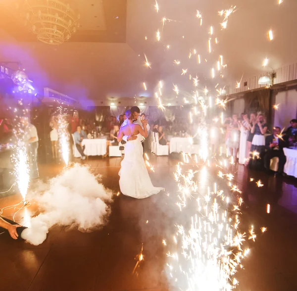 Bela dança do casamento — Fotografia de Stock