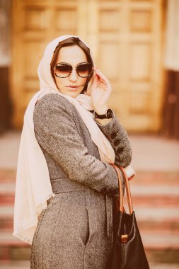 arka bina poz paltolu kız