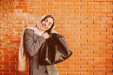 Kız sokakta bir ceket