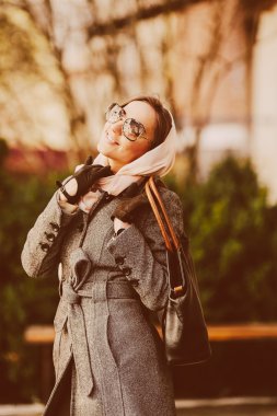 Mutlu genç güzel kız parkta poz