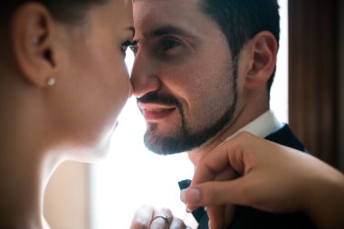 Düğün çift ayakta birbirlerine yakın