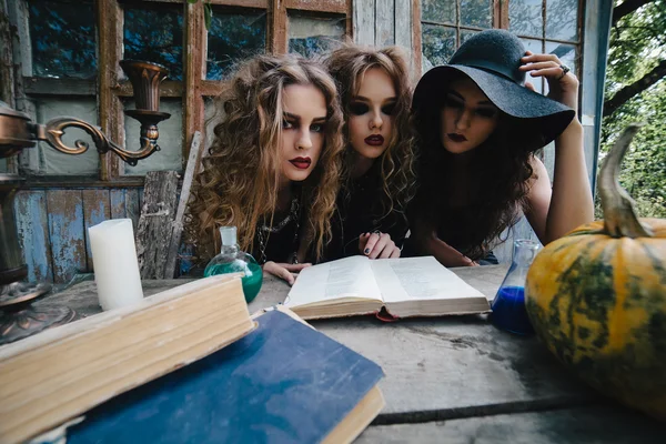 Three vintage witches perform magic ritual — Stock Photo, Image