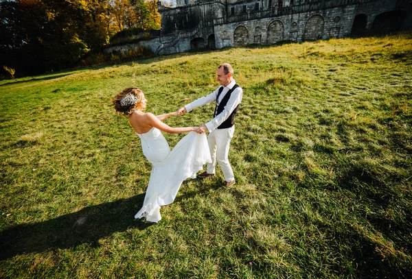 Hübsches Paar, das Spaß hat — Stockfoto