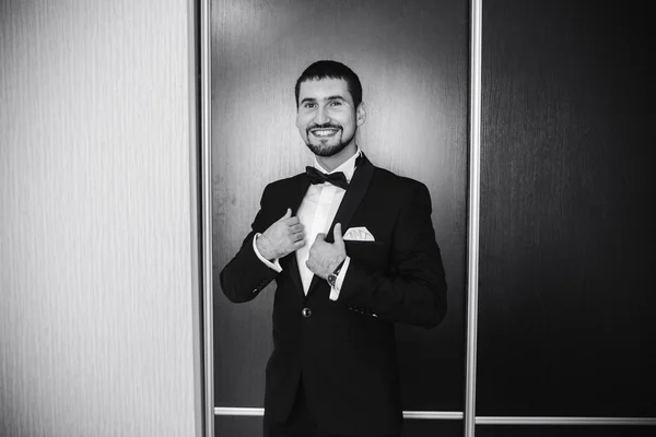 Groom in the morning getting ready — Stock Photo, Image