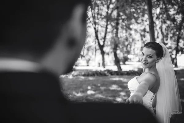 Couple de mariage marchant dans le parc — Photo