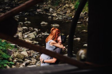 güzel birkaç orman arka planda