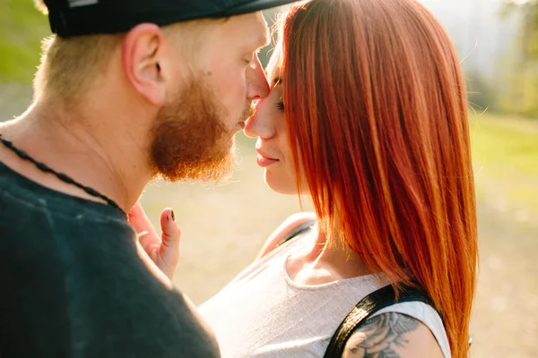 Foto hermosa pareja en las montañas —  Fotos de Stock